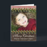 Holly Berry Christmas Foto Wenskaart Feestdagen Kaart<br><div class="desc">Voeg uw favoriete vakantiefoto of afbeelding van een kind of uw familieportret toe aan deze feestelijke en kerstfoto wenskaarten met rode en groene hulstbessen, een crème en rode suikerriet streeprand en een chocoladebruine achtergrond met een subtiel damast ontwerp. De binnenkant van dit wenskaart kan worden gepersonaliseerd met uw eigen speciale...</div>