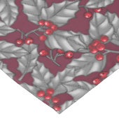 Holly berry, grijze bladeren op donkerrood tafelkleed (Gekanteld)