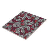 Holly berry, grijze bladeren op donkerrood tegeltje (Zijkant)