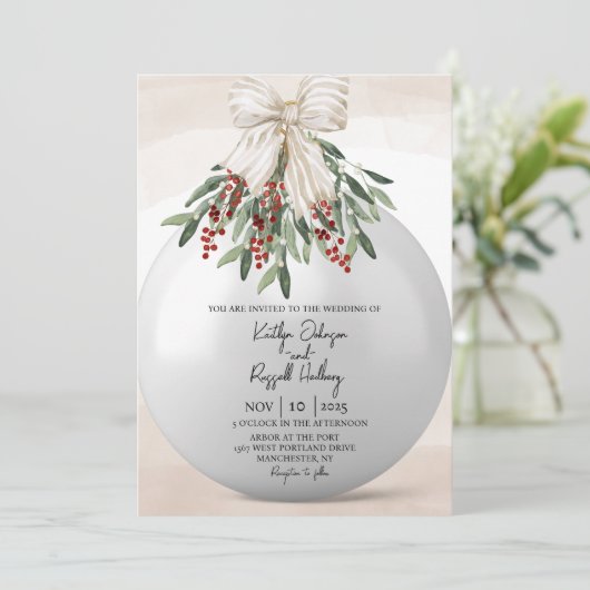 Holly Berry Kerst Ornament Bruiloft Uitnodiging (Staand voorkant)