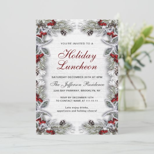 Holly Berry Pine Cones Branch Holiday Luncheon Kaart (Staand voorkant)