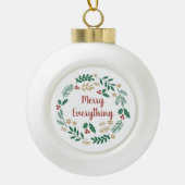 Holly Berry Pine Wreath Merry Alles Holiday Keramische Bal Ornament (Voorkant)