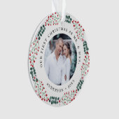 Holly Berry Wreath First Kerstbruiloft Foto Ornament (voorkant)