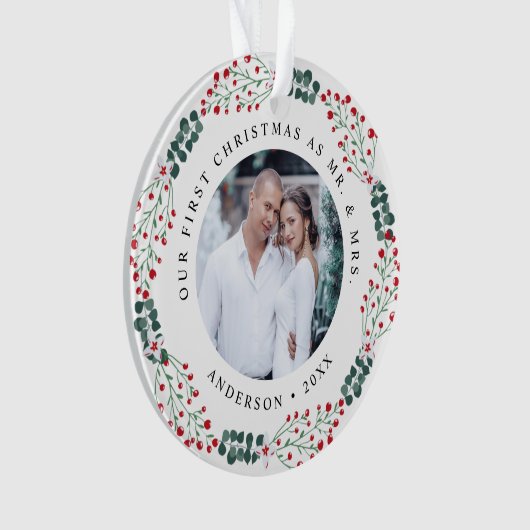 Holly Berry Wreath First Kerstbruiloft Foto Ornament (voorkant)