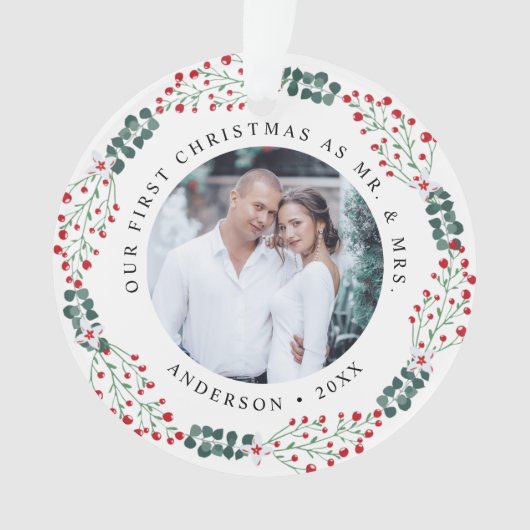 Holly Berry Wreath First Kerstbruiloft Foto Ornament (voorkant)