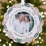 Holly Berry Wreath First Kerstbruiloft Foto Ornament Kaart<br><div class="desc">Stuur feestelijke vakantiegroeten naar je vrienden en familie met een speciale kerst aandenken om je eerste Kerstmis te vieren als een getrouwd stel. De papieren bloementaart toont je favoriete trouwfoto omgeven door een krans van hulstbessen, groene eucalyptus en witte ornamenten. Het ontwerp toont de uitdrukking "Our First Christmas as Mr....</div>