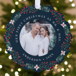 Holly Berry Wreath First Kerstbruiloft Foto Ornament Kaart<br><div class="desc">Stuur feestelijke vakantiegroeten naar je vrienden en familie met een speciale kerst aandenken om je eerste Kerstmis te vieren als een getrouwd stel. De papieren bloementaart toont je favoriete trouwfoto omgeven door een krans van hulstbessen, groene eucalyptus en witte ornamenten. Het ontwerp toont de uitdrukking "Our First Christmas as Mr...</div>
