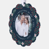 Holly Berry Wreath First Kerstbruiloft Foto Ornament Kaart (Links)