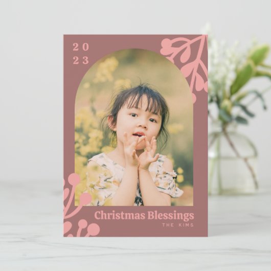 Holly bessen stoffige roze kerst foto boog feestdagenkaart (Staand voorkant)