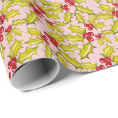 Holly en bessen op roze feestelijke Whimsy Christm Cadeaupapier (Rol Hoek)