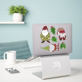 Holly en Kerstgnomen | Smelkijk Sticker (Laptop op bureau)
