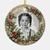 Holly ingelijst aangepaste kerstfoto rond keramisch ornament (Voorkant)