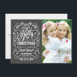 Holly Jolly Christmas Chalkboard Fotokaart Feestdagenkaart<br><div class="desc">Festive and folksy curly chalk-art style Christmas Holiday greetings foto template on trendy flat cards. Whimsical chalkboard style swirly frame with white typography and retro mix of hand-lettered styles, decorated with frosty foliation and holly berries. Add your favorite fotofamilie and customize the text. Modern way to send happy winter day...</div>