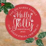 Holly Jolly Christmas Feestdagen Naam Adres Ronde Sticker<br><div class="desc">Feestelijke Holly Jolly Christmas-feestdagen retourneren adreslabels zodat u zich kunt personaliseren met uw bericht,  jaar,  familienaam en adresgegevens. U kunt zelfs de achtergrondkleur aanpassen aan uw vakantiethema. Ontworpen door Thisnotme©</div>