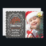 Holly Jolly Christmas Rustic Chalkboard Foto Feestdagenkaart<br><div class="desc">Feestelijke en folksy krullende krijtbord stijl Kerstmis Vakantie Groeten foto template op trendy platte kaarten. Vrolijke krijtbord stijl typografie met retro mix van met de hand geletterde stijlen, versierd met wervelend lijst, wintergebladerte en heilige bessen. Voeg uw favoriete vakantiefoto toe en pas de tekst aan. Moderne manier om gelukkige wintervakantie...</div>