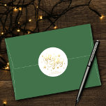 Holly Jolly | Elegant Goud Faux Folie Script Ronde Sticker<br><div class="desc">#HollyJolly Dit is het seizoen om Holly Jolly te zijn! Verfijnd faux sparkle typografie Kerstontwerp met met de hand geschreven "Holly Jolly" kalligrafie script met sterrenconfetti accenten op een stevige achtergrond. De lay-out kenmerkt een computer geproduceerde grafische metallische folie "Holly Jolly"en sterconfetti. Voor andere kleuren of passende producten, te bezoeken...</div>