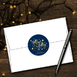 Holly Jolly | Elegant Goud Faux Folie Script Ronde Sticker<br><div class="desc">#HollyJolly Dit is het seizoen om Holly Jolly te zijn! Verfijnd faux sparkle typografie Kerstontwerp met met de hand geschreven "Holly Jolly" kalligrafie script met sterrenconfetti accenten op een stevige achtergrond. De lay-out kenmerkt een computer geproduceerde grafische metallische folie "Holly Jolly"en sterconfetti. Voor andere kleuren of passende producten, te bezoeken...</div>