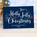 Holly Jolly-kerstmarineblauw Foto Feestdagen Kaart<br><div class="desc">De "hebben een Holly Jolly kerstkaarten"vakantiegroet kenmerkt een donkere navy blauwe achtergrond,  wit handgeschreven stijlmanuscript,  en feestbessen,  holly bladeren,  poinsettia,  en winterevergroene ontwerpaccenten. Personaliseer met een foto en een douanebericht op de binnenkant.</div>