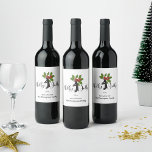 Holly Jolly Schattige Funny Penguin Christmas Wijn Etiket<br><div class="desc">Dit ontwerp bevat een pinguïn met een bijkantoor van heilig onder de woorden Holly Jolly. De originele humoristische illustratie van het dier maakt leuke en unieke kerstwijnetiketten.</div>