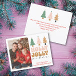 Holly Jolly Vibes retro chique kerst foto Feestdagenkaart<br><div class="desc">elegante holly jolly vibes retro  chique kerst foto Vakantie Kaart. Dit type kaart is ideaal voor degenen die houden van nostalgie en  esthetiek. tweezijdige kaart,  op de achterkant vakantiebericht</div>