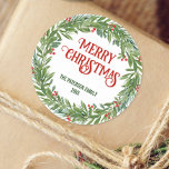 Holly krans familienaam Christmas White Ronde Sticker<br><div class="desc">Voeg een vleugje feestelijke charme toe aan uw cadeaus met deze witte ronde sticker met een klassieke kerstkrans. Pas het aan met de naam van uw familie en de boodschap "Vrolijk kerstfeest" voor een warme en gastvrije vakantie-sfeer.</div>