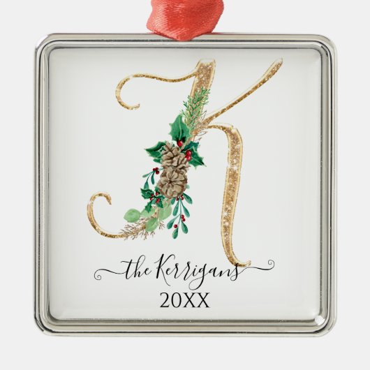 Holly Pine Cone Monogram K Gold Glitter Kerstmis Metalen Ornament (Voorkant)