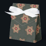 Holly Star Green Favor Box Bedankdoosjes<br><div class="desc">Dit feestelijke en elegante patroon voegt een oud-wereldcharme toe aan uw vakantiedecoraties. De holle ster doet denken aan een Keltisch ontwerp. De achtergrond heeft een subtiel ontwerp van natuur en bladgeïnspireerde sneeuwvlokken. De kleuren en het heilige kunstwerk in dit ontwerpcoördinaat met alle stukken in het collectie "van de Beniging van...</div>