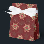 Holly Star Red Favor Box Bedankdoosjes<br><div class="desc">Dit feestelijke en elegante patroon voegt een oud-wereldcharme toe aan uw vakantiedecoraties. De holle ster doet denken aan een Keltisch ontwerp. De achtergrond heeft een subtiel ontwerp van natuur en bladgeïnspireerde sneeuwvlokken. De kleuren en het heilige kunstwerk in dit ontwerpcoördinaat met alle stukken in het collectie "van de Beniging van...</div>