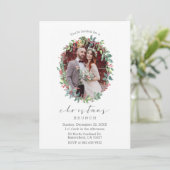 Holly Wreatch Script Kerstmis Foto Uitnodiging (Staand voorkant)