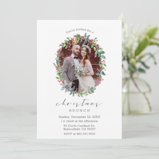 Holly Wreatch Script Kerstmis Foto Uitnodiging (Staand voorkant)
