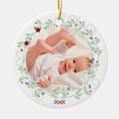 Holly Wreath - Baby Boy Eerste Kerstfoto Keramisch Ornament (Voorkant)