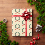 Holly Wreath Christmas Cadeaupapier<br><div class="desc">Deze illustratie in het publieke domein heeft een Holly Wreath-patroon op een licht crèmekleurige achtergrond. Geniet van het feestelijke kerstseizoen!</div>