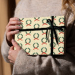 Holly Wreath Christmas Cadeaupapier<br><div class="desc">Deze illustratie in het publieke domein heeft een Holly Wreath-patroon op een licht crèmekleurige achtergrond. Geniet van het feestelijke kerstseizoen!</div>