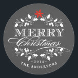 Holly Wreath Christmas Chalkboard Typografie Label<br><div class="desc">Ronde Envelop Afdichting Stickers en labels voor Holiday Christmas Kaarten — Elegante krijtbordstijl Merry Christmas vakantie sticker voor wenskaarten en seizoensgebonden feestuitnodigingen. Mooie poinsettia, fancy holly kransontwerp met retro letterpress stijl decoratieve typografie. Voeg uw familienaam of gepersonaliseerde berichttekst toe. Hedendaagse, klassieke, moderne en stijlvolle manier om trendy gelukkige wintervakantiegroeten naar...</div>