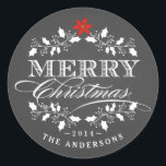 Holly Wreath Christmas Chalkboard Typografie Label<br><div class="desc">Ronde Envelop Afdichting Stickers en labels voor Holiday Christmas Kaarten — Elegante krijtbordstijl Merry Christmas vakantie sticker voor wenskaarten en seizoensgebonden feestuitnodigingen. Mooie poinsettia, fancy holly kransontwerp met retro letterpress stijl decoratieve typografie. Voeg uw familienaam of gepersonaliseerde berichttekst toe. Hedendaagse, klassieke, moderne en stijlvolle manier om trendy gelukkige wintervakantiegroeten naar...</div>
