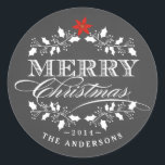 Holly Wreath Christmas Chalkboard Typografie Label<br><div class="desc">Ronde Envelop Afdichting Stickers en labels voor Holiday Christmas Kaarten — Elegante krijtbordstijl Merry Christmas vakantie sticker voor wenskaarten en seizoensgebonden feestuitnodigingen. Mooie poinsettia, fancy holly kransontwerp met retro letterpress stijl decoratieve typografie. Voeg uw familienaam of gepersonaliseerde berichttekst toe. Hedendaagse, klassieke, moderne en stijlvolle manier om trendy gelukkige wintervakantiegroeten naar...</div>