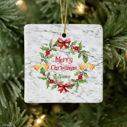 Holly Wreath en Bells on Marble Nana Keramisch Ornament (Boom)
