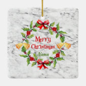 Holly Wreath en Bells on Marble Nana Keramisch Ornament (Achterkant)