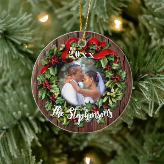 Holly Wreath First Kerstfeestpaar Wedding Foto Keramisch Ornament (Boom)