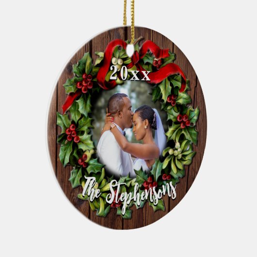 Holly Wreath First Kerstfeestpaar Wedding Foto Keramisch Ornament (Rechts)