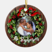 Holly Wreath First Kerstfeestpaar Wedding Foto Keramisch Ornament (Voorkant)