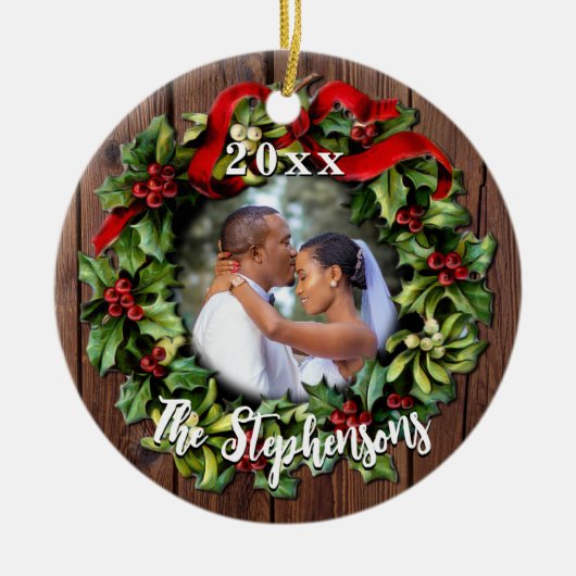 Holly Wreath First Kerstfeestpaar Wedding Foto Keramisch Ornament (Voorkant)