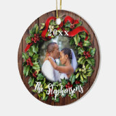 Holly Wreath First Kerstfeestpaar Wedding Foto Keramisch Ornament (Links)