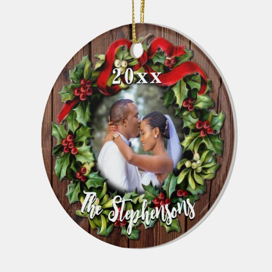 Holly Wreath First Kerstfeestpaar Wedding Foto Keramisch Ornament (Links)