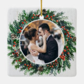 Holly Wreath First Kerstmis als Mr. & Mrs Foto Keramisch Ornament (Achterkant)