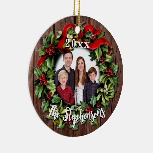 Holly Wreath Personalized Family Photo Keepomwille Keramisch Ornament (Rechts)