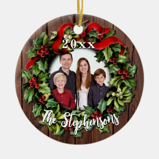 Holly Wreath Personalized Family Photo Keepomwille Keramisch Ornament (Voorkant)