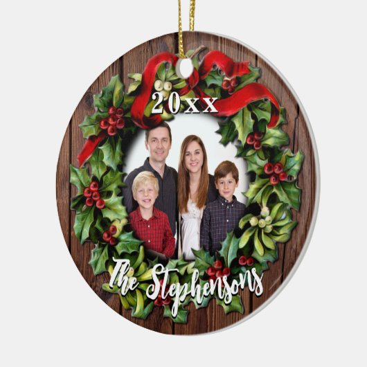 Holly Wreath Personalized Family Photo Keepomwille Keramisch Ornament (Links)