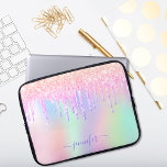 Holografisch eenhoornglitter regenboogmonogram gla laptop sleeve<br><div class="desc">Een trendy holografische achtergrond met eenhoorn- en regenboogpastelkleuren in roze, paars, roos goud, muntgroen. Ontkleurd met faux glitter-druppels in roos goud, roze en paars. Pas een naam aan en voeg deze toe, geschreven met een modern handgeschreven stijlscript met letters en een wasbeurt. Paarse gekleurde letters. Om de spoelbeurten te houden...</div>