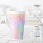 Holografisch roze druppels naam script latte mok<br><div class="desc">Een trendy holografische achtergrond met eenhoorn- en regenboogpastelkleuren in roze, paarse, mintgroen. Versierd met druppels in roze en paarse. Personaliseer en voeg een naam toe, geschreven met een modern handgeschreven stijlscript met moerassen. Paarse letters. Als u wilt dat de swashes alleen de voorbeeldnaam verwijderen, laat u de spaties of emoji's...</div>